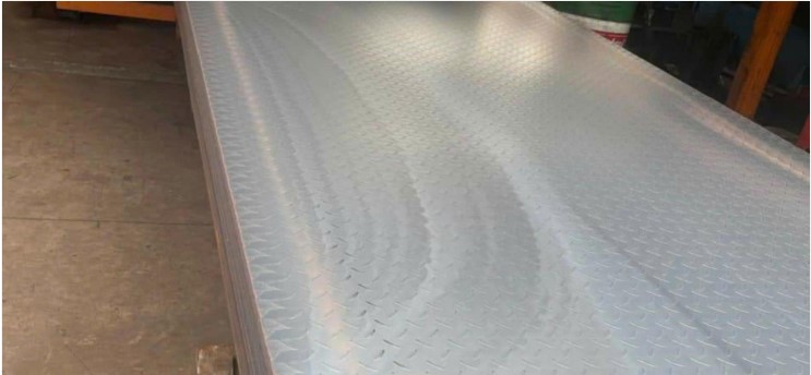 Thép tấm gân chống trượt